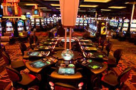 Live Casino ဒီလာနှင့် ကစားသမားများ Baccarat ကစားနေသောမြင်ကွင်း